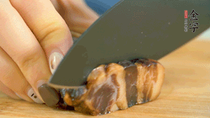 金字風(fēng)味醬肉切成片，上鍋蒸15分鐘。