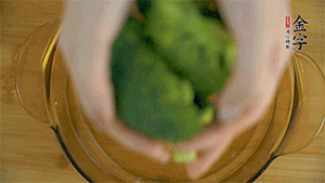 西蘭花洗凈，切成小塊汆燙，切碎。