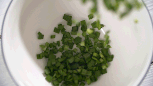 韭菜洗凈，切粒。