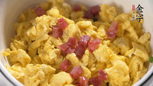 將香腸、韭菜、雞蛋攪拌均勻，可適當(dāng)加玉米油、十三香、味精調(diào)味。