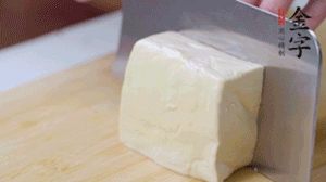 老豆腐切片，浸水備用。