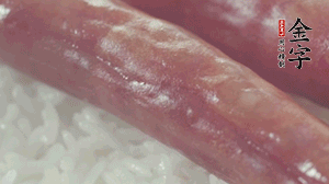 關(guān)上蓋子，煮到米飯露出時(shí)。