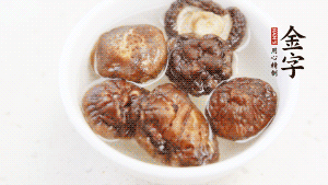 鍋加熱至7成，放蘿卜絲煸炒，加3粒冰糖翻炒至透明，盛出備用。