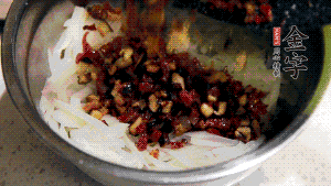 在蒸盤(pán)中鋪上油紙，鋪好食材后壓一壓，蒸箱中蒸30分鐘即可。（蒸好的蘿卜糕切成厚片，用少量油煎一下，撒點(diǎn)蔥花口味更好。）