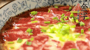 出鍋前淋上少許生抽、香油調(diào)味，撒上蔥花就可以了。