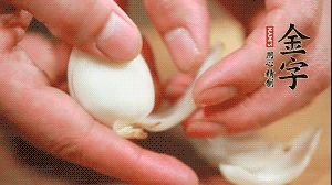 鮮百合花瓣剝成片。