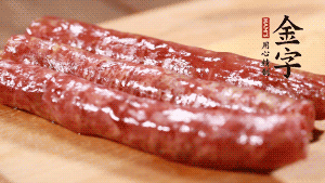 金字金華香腸整根入蒸鍋，蒸熟后切成片。