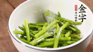 將調(diào)料放入準(zhǔn)備好的食材中，攪拌均勻。