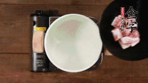 鮮肉冷水下鍋，加姜片焯水3分鐘。