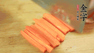 洋蔥、青椒、胡蘿卜切成粒備用。