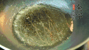 熱油起鍋，依次放入胡蘿卜粒、青椒粒、洋蔥粒煸炒均勻。