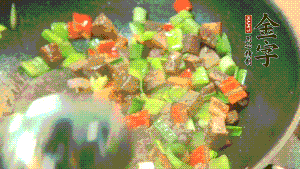 熱油起鍋，依次加入青椒塊、牛肉、大蒜煸炒均勻。