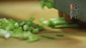 小蔥切成蔥花。