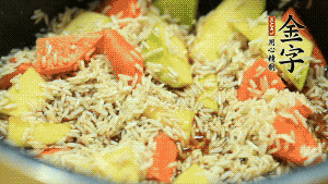 加入切好的胡蘿卜塊和南瓜塊、鹵牛肉塊攪拌均勻。放入電飯煲，按“煮飯模式”。