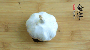 大蒜切成蒜末。（先把大蒜拍扁后，再切碎會(huì)容易很多。）