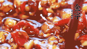 加入蒜末后攪拌均勻，讓每一種味道更加融合。(這個(gè)醬汁是不是看起來很誘人啊^_^)