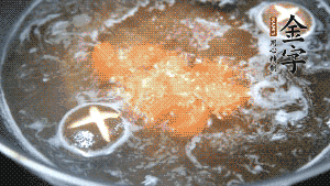 將烏冬面放入調(diào)好味的面湯中一起煮熟。（選擇烏冬面的原因，第一是因為菜鳥也能很好地做出成品，而不用擔心會糊鍋或者黏在一起；第二是因為白色的面條，在夏天看起來更有食欲。）