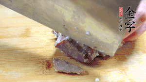 金字鹵牛肉打開包裝，把牛肉切成片狀。（眼見為實，用一整塊牛肉鹵制的鹵牛肉哦，牛肉的香氣感覺撲鼻而來有木有?。。。?>
					</div>
					<span>步驟 6/7</span>
					<p>金字鹵牛肉打開包裝，把牛肉切成片狀。（眼見為實，用一整塊牛肉鹵制的鹵牛肉哦，牛肉的香氣感覺撲鼻而來有木有?。。。?/p>
				</li><li>
					<div   id=