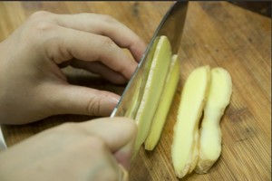 火腿切片，生姜切片。