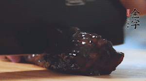 金字風(fēng)味醬肉切小塊。