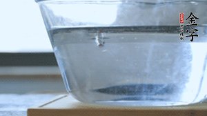 紅豆提前浸泡備用。