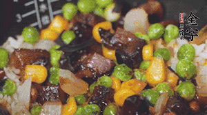 出鍋前加蠔油、生抽調(diào)味，撒點熟白芝麻即可。