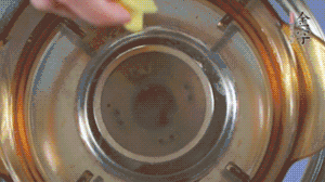 金字淡咸肉加姜片、料酒，冷水入鍋焯水。