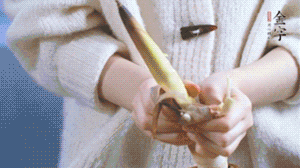 春筍切滾刀塊，加少許鹽，焯水備用。