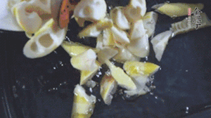 將淡咸肉、春筍、五花肉一起放入鍋中。