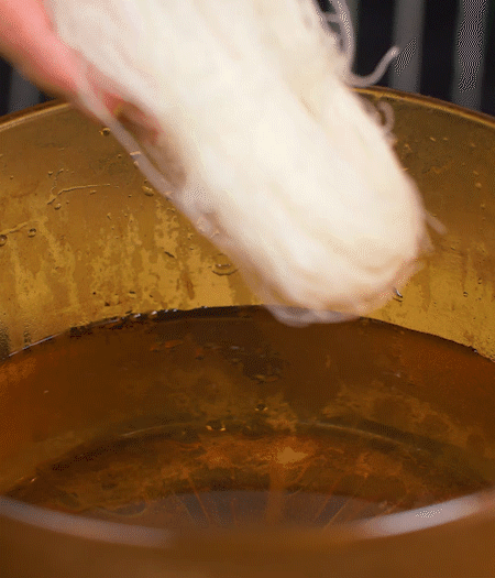 甜玉米煮熟剝粒，拌入適量沙拉醬拌勻。