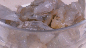 蝦去殼去蝦線，加姜絲、鹽腌制15分鐘，微煎1分鐘備用。