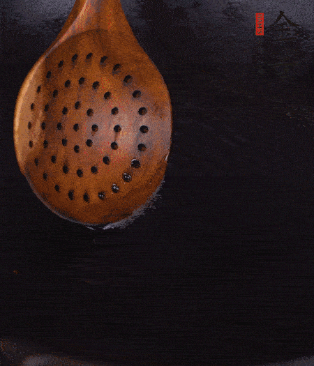 鍋中多倒些花生油，油溫達(dá)80度時(shí)，下芋頭丁炸 40 秒，直到表皮金黃，撈出待用。