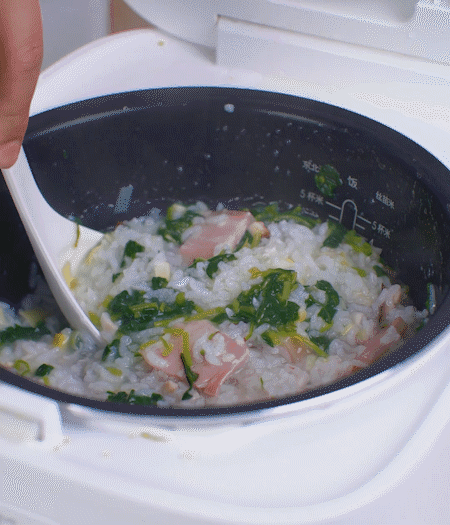 煮好時(shí)加白胡椒適當(dāng)調(diào)味。