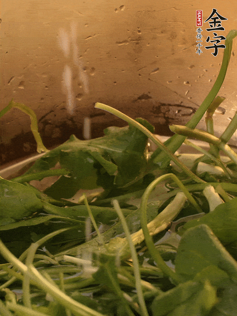 薺菜去掉根部，加小蘇打、鹽熱水沸騰燙軟。