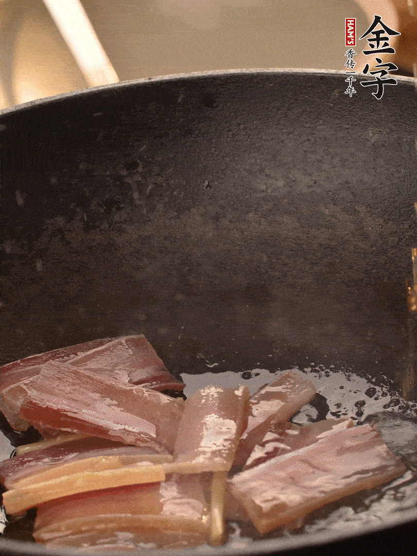 再下春筍繼續(xù)翻炒。