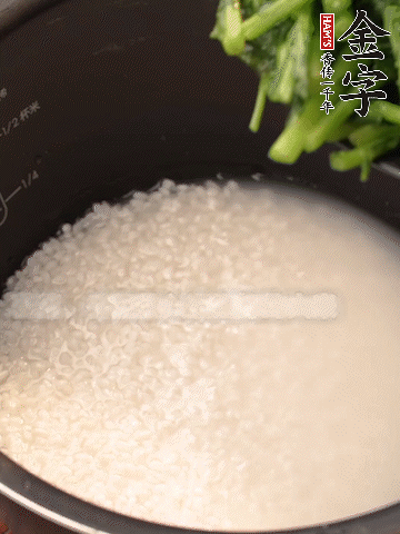 茼蒿、香腸放入浸泡好的大米，水沒(méi)過(guò)大米半指煮熟。