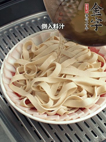 將料汁倒入食材中，改上保鮮膜蒸半小時(shí)。