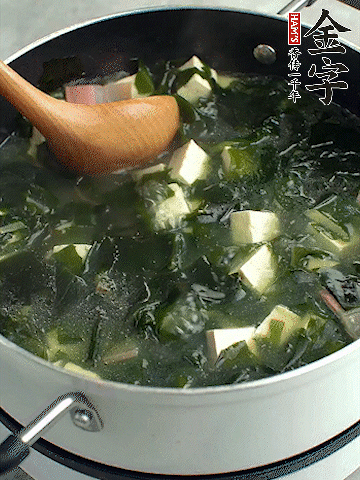 煮到沸騰后，再放入豆腐蓋蓋子煮3分鐘。