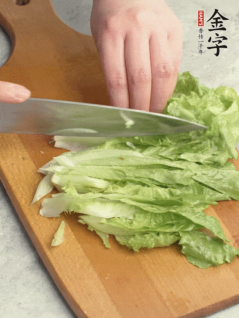 胡蘿卜、生菜、黃瓜切絲。