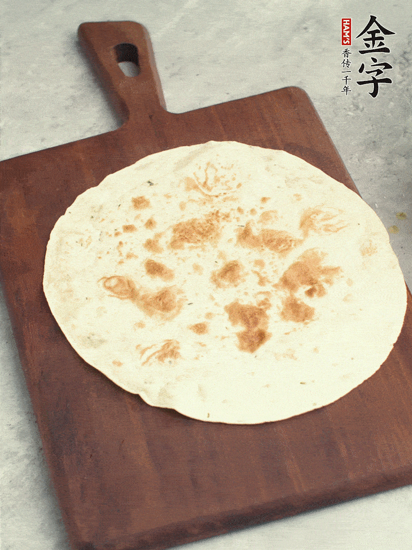 食材依次鋪在卷餅皮上，卷起來。