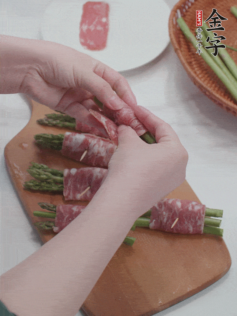 蘆筍切小段，蘆筍段用金字培根火腿卷起。