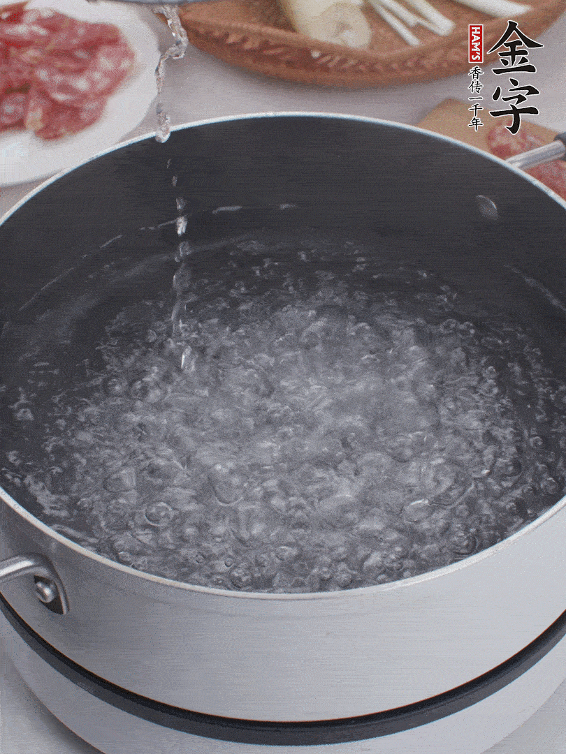 春筍去殼切片，焯水3分鐘。