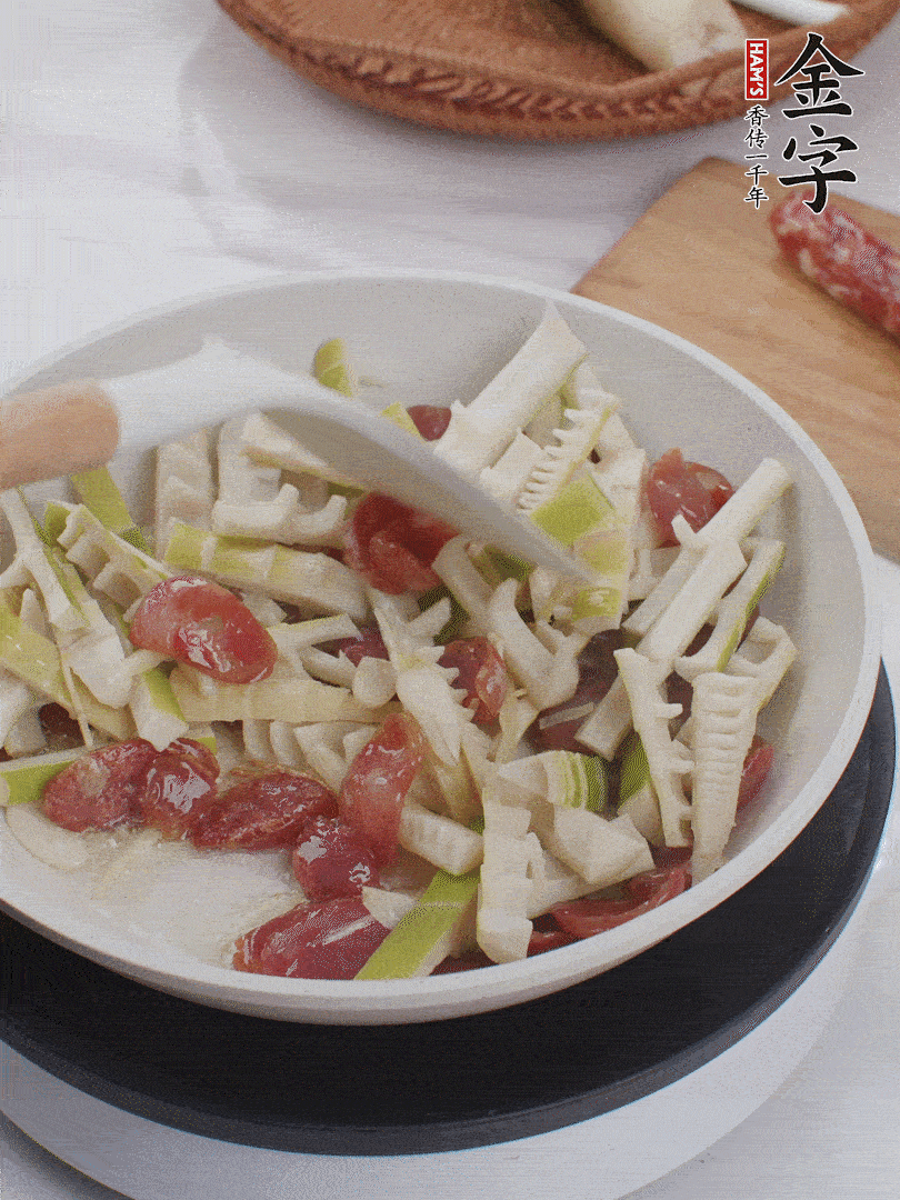 下春筍翻炒均勻，一小撮鹽調(diào)味。