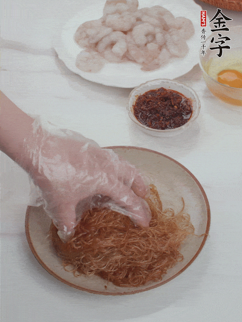 粉絲泡軟后，入沸水煮10秒，撈出后加1/2勺老抽、1/2勺食用油挑松。