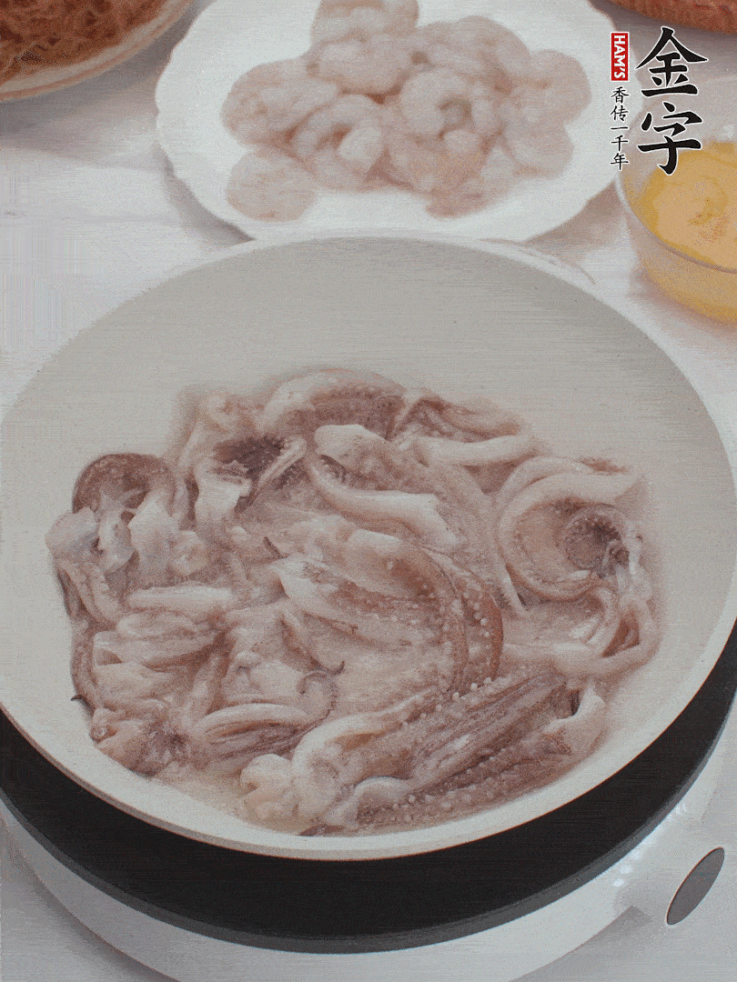 蝦仁、魷魚滑油，蛋液炒制半熟。