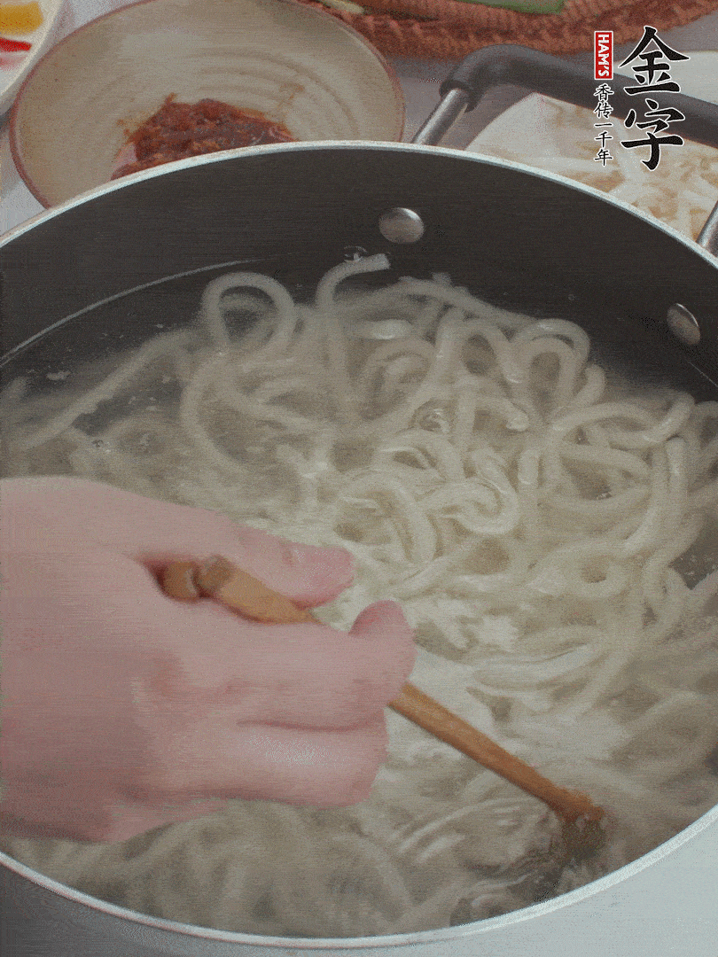 鍋中水煮沸，下烏冬面焯5秒鐘，撈出瀝干。