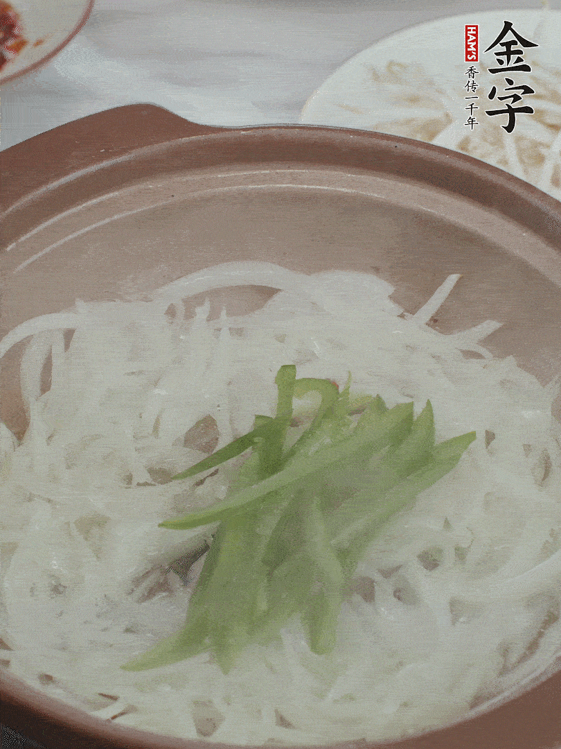 放烏冬面、青紅椒、豆芽。