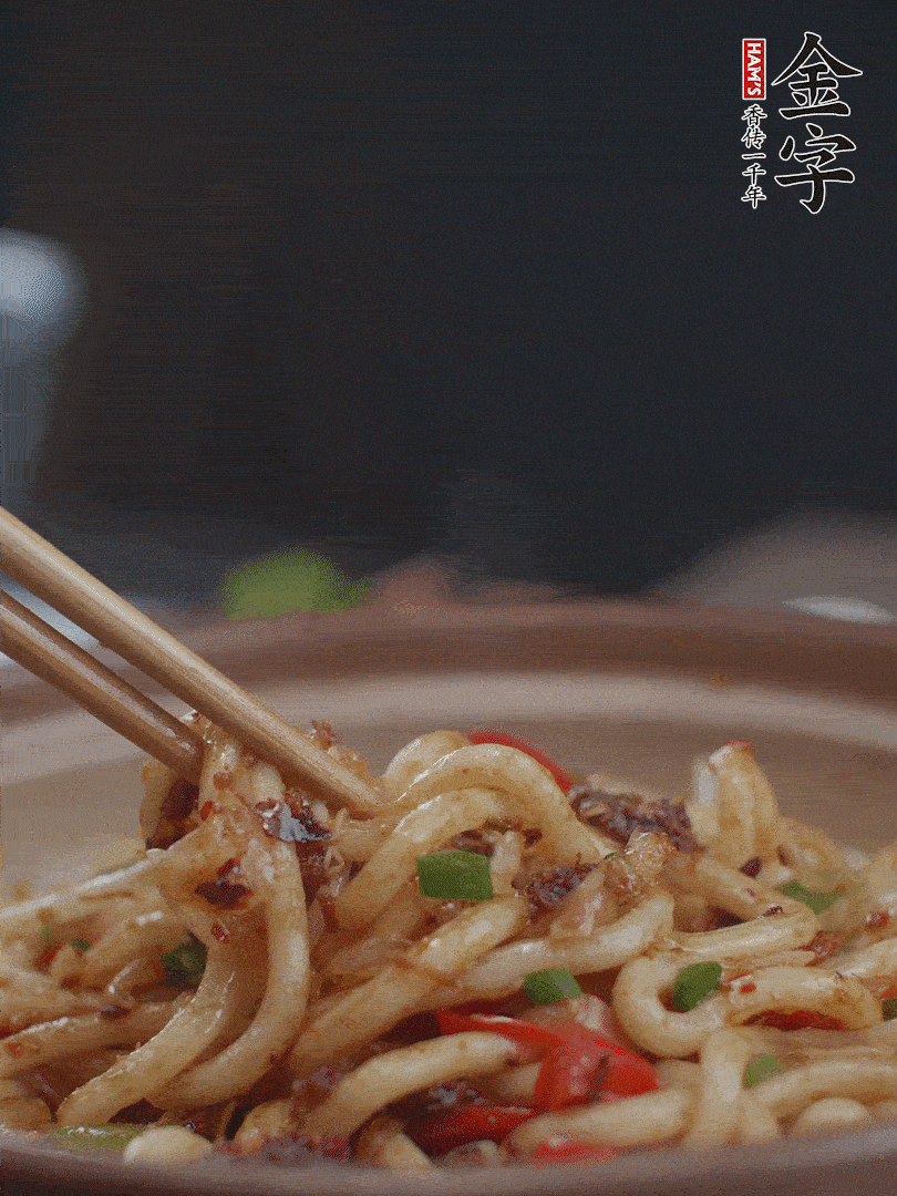 一小撮鹽調(diào)味。最后可以點綴香蔥段。