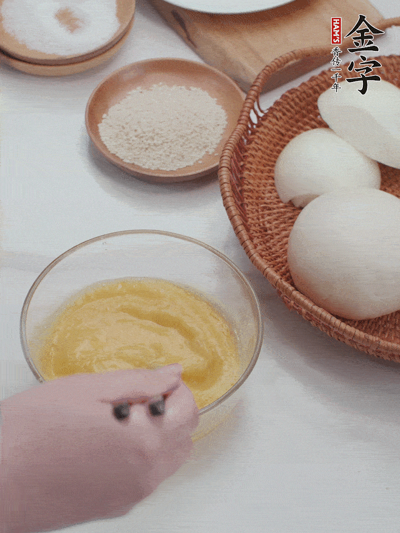 2個(gè)雞蛋加入1小勺鹽、1/2小勺胡椒粉打散。