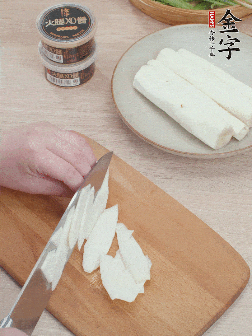 鐵棍山藥去皮，斜刀切片。